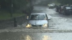 Komárnom sa prehnala poriadna búrka: Zaplavilo aj autá