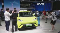 Tešili ste sa na lacnejšie elektromobily? Zlacňovanie tak skoro prísť nemusí