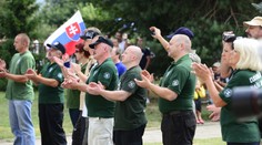 Mladí hokejisti si na prilby nalepili Kotlebovo logo