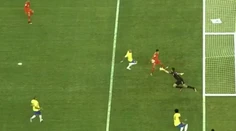 Pomýlil si futbal s volejbalom? Brazíliu vyradil z turnaja gól rukou