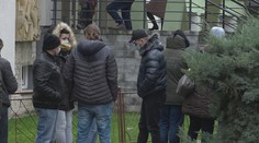 V Šali čakali hodiny na výsledky antigénových testov. Niektorí chceli za státie iným zaplatiť