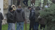 V Šali čakali hodiny na výsledky antigénových testov. Niektorí chceli za státie iným zaplatiť