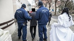 Ženích povedal svoje „áno“ a hneď  ho od nevesty brala polícia