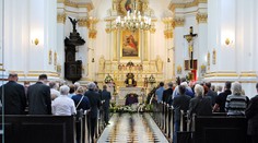 Kuriózny prípad z Poľska. Muž zomrel počas zádušnej omše, nikto nevie, o koho ide