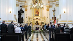 Kuriózny prípad z Poľska. Muž zomrel počas zádušnej omše, nikto nevie, o koho ide