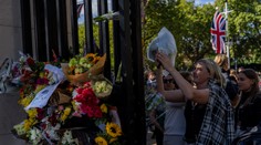 Smútiacich Britov je toľko, že zablokovali celý park. V Londýne sme stretli aj Slovákov