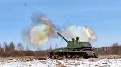 Putin a Lukašenko sledujú cvičenie, ktoré odštartovalo skúšobným odpálením balistických striel