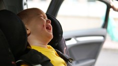 Češka zamkla syna (3) v aute a išla nakupovať. Hodinu plakal a búchal do okien