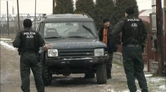 Nočná policajná naháňačka: Na opitého tínedžera musela polícia strieľať