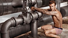David Beckham opäť v spodnej bielizni. Teraz ako sexi inštalatér