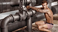 David Beckham opäť v spodnej bielizni. Teraz ako sexi inštalatér