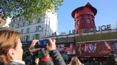 OBRAZOM: Paríž prišiel o svoj symbol nočného života. Zo strechy kabaretu Moulin Rouge odpadli krídla mlyna