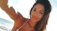 Krásna speváčka provokovala na pláži. Bez mejkapu a v sexy bikinách