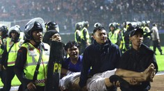 VIDEO: V Indonézii pri nepokojoch zahynulo 174 fanúšikov