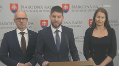 Ficovej vláde budeme pod kolená hádzať všetky polená, vyhlásil Šimečka. Opozícia zvoláva ľudí na protest