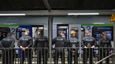 VIDEO: V dejisku Eura hrozil sekerou i zápalnou bombou. Polícia musela strieľať už v dvoch prípadoch