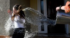 Pozrite sa, ako vyzerala veľkonočná oblievačka a šibačka na Slovensku