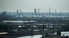 Poslanci schválili zvýšenie mimoriadnej dane pre rafinérie