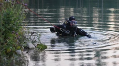 Tragédia v obci Hrušov. V rybníku sa topil pár, zachrániť sa podarilo iba ženu