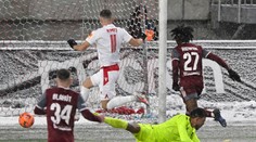 VIDEO: Dvadsať minút boli na ihrisku len traktory a lopaty. Trenčín najprv „dobyl“ sneh, potom Podbrezová