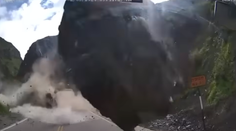 VIDEO: Rutinná jazda sa zmenila na boj o život. Kolónu áut v Peru zasypala skalná lavína