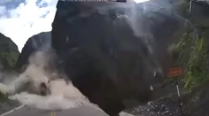 VIDEO: Rutinná jazda sa zmenila na boj o život. Kolónu áut v Peru zasypala skalná lavína