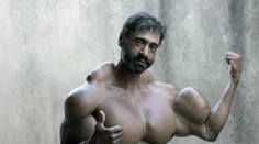 Do svalov si pichá olej, pretože chce vyzerať ako Hulk