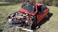 Po náraze do stromu vypadol nepripútaný muž (†50) z auta a zomrel
