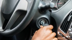 Ako bezpečne naštartovať v zime motor? Trik spočíva v správnom otočení kľúča