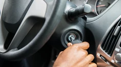 Ako bezpečne naštartovať v zime motor? Trik spočíva v správnom otočení kľúča