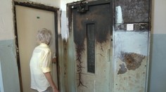 Minulý rok zomreli pri požiari v bytovke dve ženy. Doteraz tam nežijú normálne