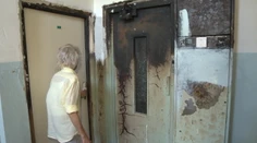 Minulý rok zomreli pri požiari v bytovke dve ženy. Doteraz tam nežijú normálne