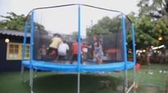 Sú zábavné a deti ich zbožňujú. Lekári varujú rodičov, aby trampolíny nekupovali