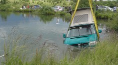 Dráma v Batizovciach. Žena omylom naštartovala a skončila s legendárnym karavanom pod vodou