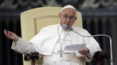Pápež vyzval kňazov: Akceptujte netradičné rodiny, vrátene lesbičiek a gejov