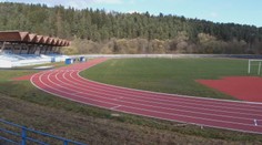 Namiesto plného štadióna plná nemocnica. Jediný atletický ovál na celých Kysuciach otvorili v tichosti