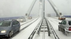 Uzavreté cesty a meškanie autobusov. Sneh ukazuje svoju silu