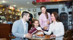 V newyorskej reštaurácii zaviedli pravidlo jedného drinku. Druhý rodičia s deťmi nedostanú