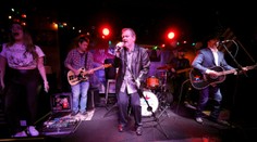 Zomrel spevák, ktorý naspieval jednu z najkrajších balád všetkých čias