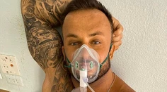 Fitness influencer a otec troch detí neveril, že koronavírus existuje. Nakazil sa na dovolenke a zomrel
