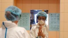 Zdravotníci v Česku si za zvýšené nasadenie počas pandémie rozdelia 11 miliárd korún