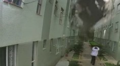 VIDEO: Muž takmer pocítil silu tornáda. Strecha spadla len pár metrov od neho