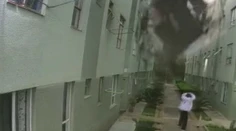 VIDEO: Muž takmer pocítil silu tornáda. Strecha spadla len pár metrov od neho