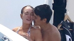 Nikoho si nevšímali. Škandalózna Lindsay v sprche so snúbencom