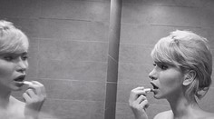 Farmárka Petra roztiahla nohy na bare a odkazuje: Pre svojho kráľa urobím všetko