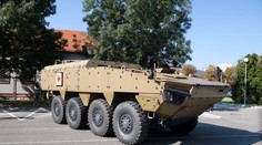 Dokáže ísť stokilometrovou rýchlosťou aj plaviť sa. Na Slovensko dorazilo prvé osemkolesové vozidlo Patria