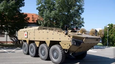 Dokáže ísť stokilometrovou rýchlosťou aj plaviť sa. Na Slovensko dorazilo prvé osemkolesové vozidlo Patria