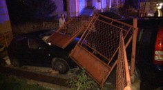 Na mol opitý vodič zo Stropkova zdemoloval dve autá a plot domu