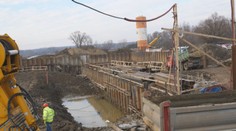 Atraktívnejší pre turistov. Ťažké stroje pracujú na predĺžení Baťovho kanálu