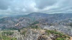 Z najhoršieho sú von. Hasičom sa po týždni podarilo dostať požiar v Českom Švajčiarsku pod kontrolu